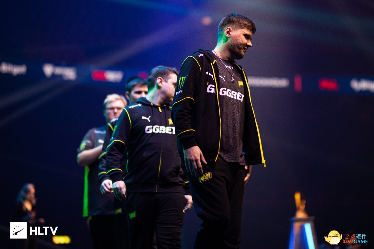 她便展现出 她便展现出